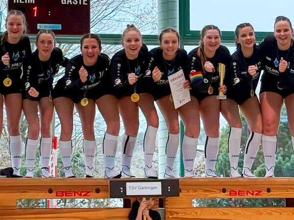 Das U18 Team der Mädchen mit Siegerfaust bei der Siegerehrung