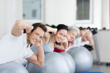 jung und alt im fitnesstudio