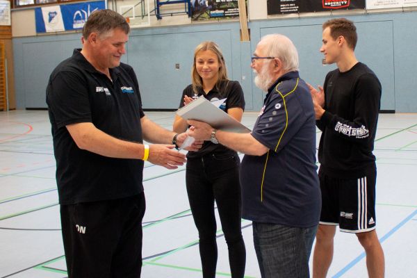 Auszeichnung des TSV Gärtringen als Nationaler Faustball-Stützpunkt - Übergabe der Plakette