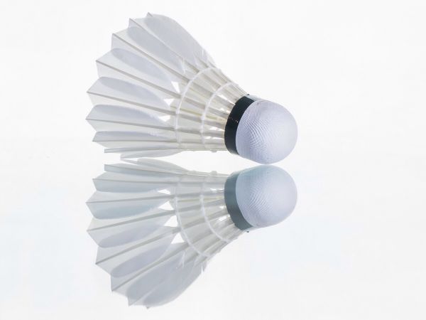 Federball auf Spiegelfläche